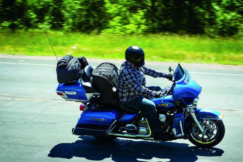 Kuryakyn Momentum Wanderer Seat Bag for Touring Bikes with Trunk – 60L Capacity